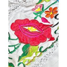 画像12: お花刺繍 透かし編みレース ホワイト フォークロア レトロ 半袖 ヨーロッパ古着 ヴィンテージ刺繍ブラウス (12)
