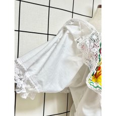 画像4: お花刺繍 透かし編みレース ホワイト フォークロア レトロ 半袖 ヨーロッパ古着 ヴィンテージ刺繍ブラウス (4)