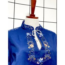画像3: お花刺繍 首元リボン ネイビー フォークロア レトロ ヨーロッパ古着 ヴィンテージ刺繍ブラウス (3)