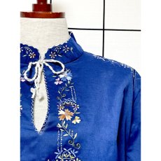 画像7: お花刺繍 首元リボン ネイビー フォークロア レトロ ヨーロッパ古着 ヴィンテージ刺繍ブラウス (7)