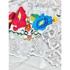 画像14: お花刺繍 透かし編みレース ホワイト フォークロア レトロ 半袖 ヨーロッパ古着 ヴィンテージ刺繍ブラウス (14)