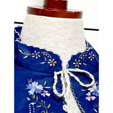 画像8: お花刺繍 首元リボン ネイビー フォークロア レトロ ヨーロッパ古着 ヴィンテージ刺繍ブラウス (8)