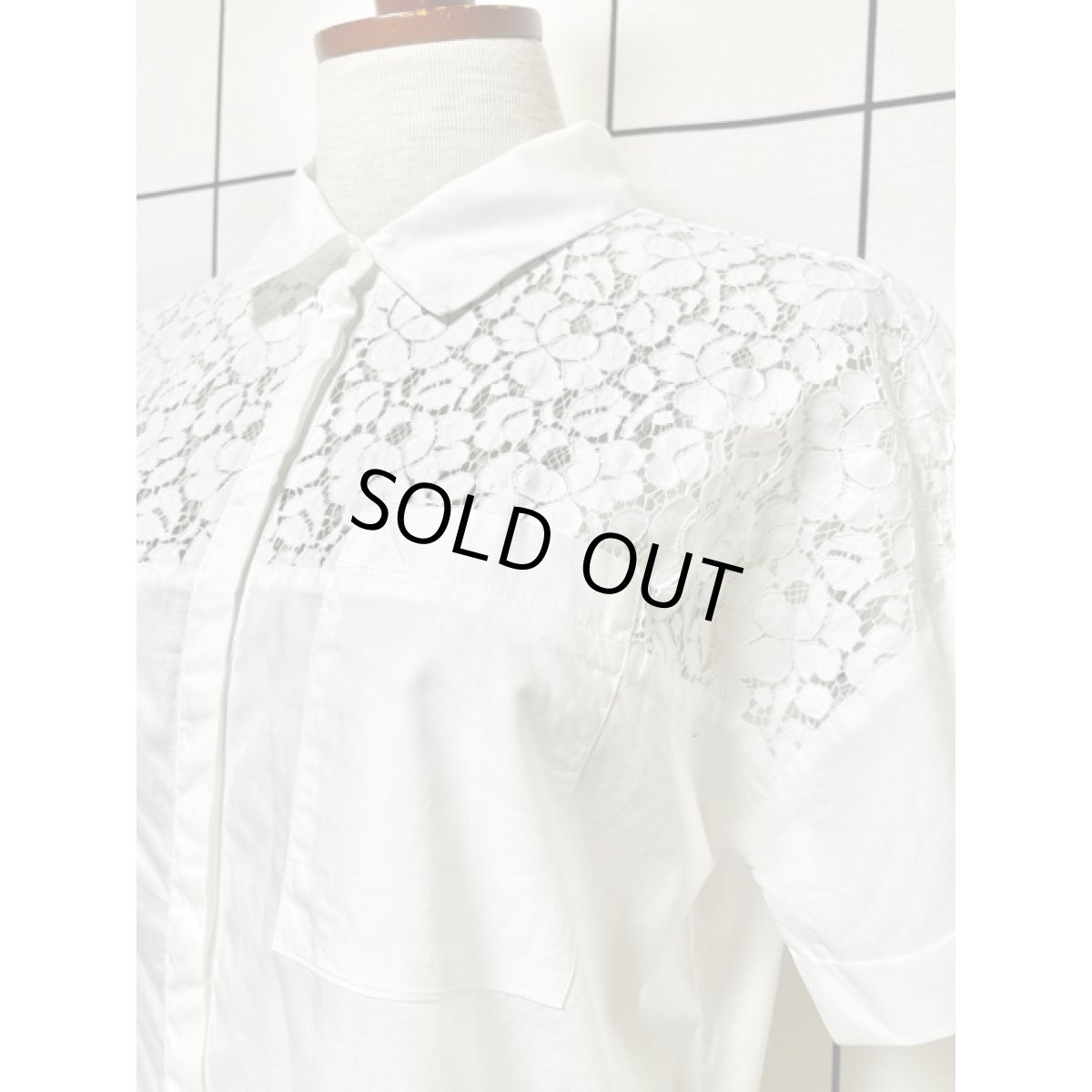 画像9: 透け感 フラワーレース 切り替えし 胸元ポケット付 半袖 ナチュラルガーリー ヨーロッパ古着 ヴィンテージホワイトトップス (9)