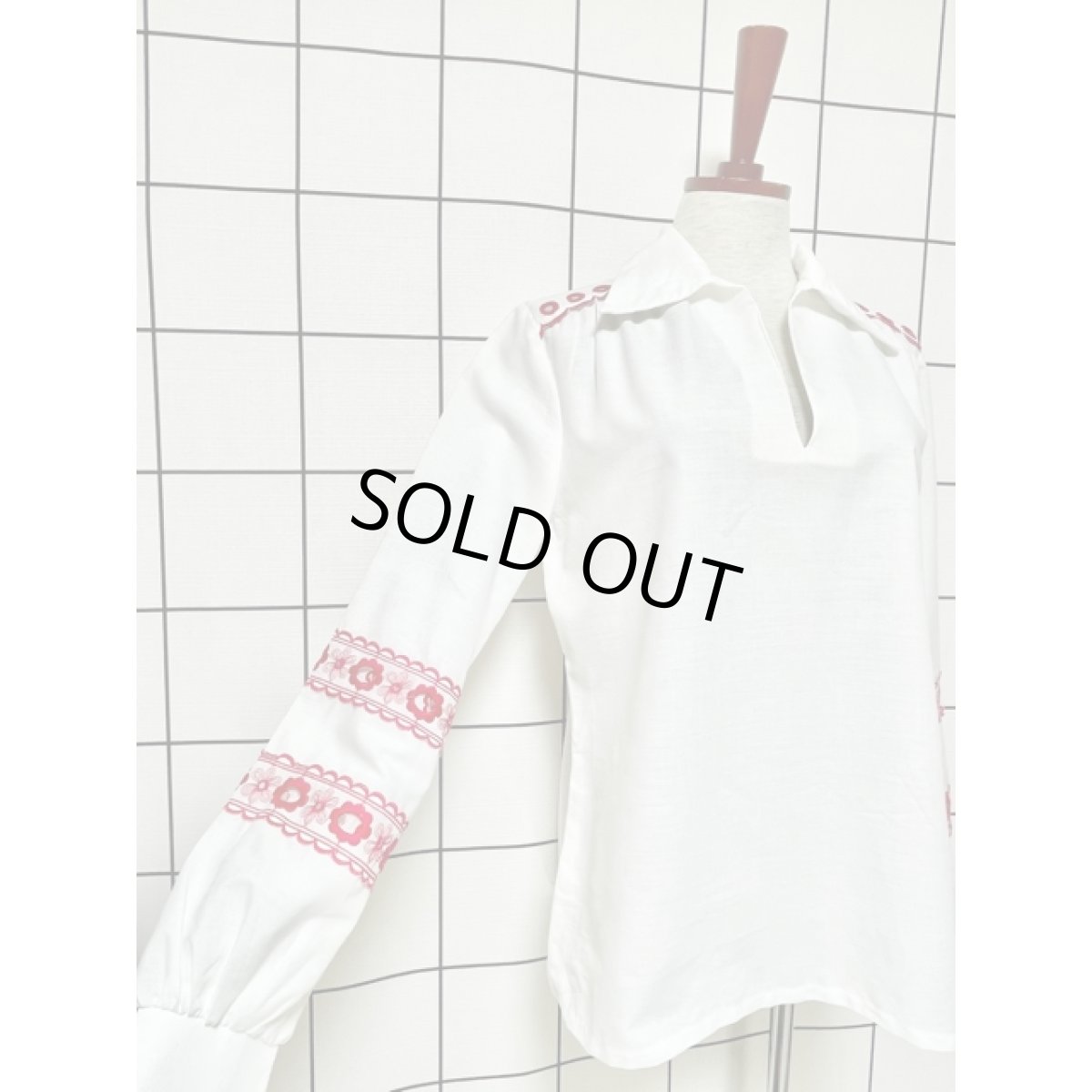 画像4: 大人フォークロア お花刺繍がとっても可愛い 袖にぷっくり見事な刺繍 ヨーロッパ古着 ヴィンテージ刺繍ブラウス (4)