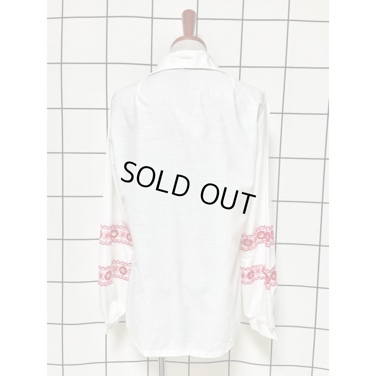 画像5: 大人フォークロア お花刺繍がとっても可愛い 袖にぷっくり見事な刺繍 ヨーロッパ古着 ヴィンテージ刺繍ブラウス (5)