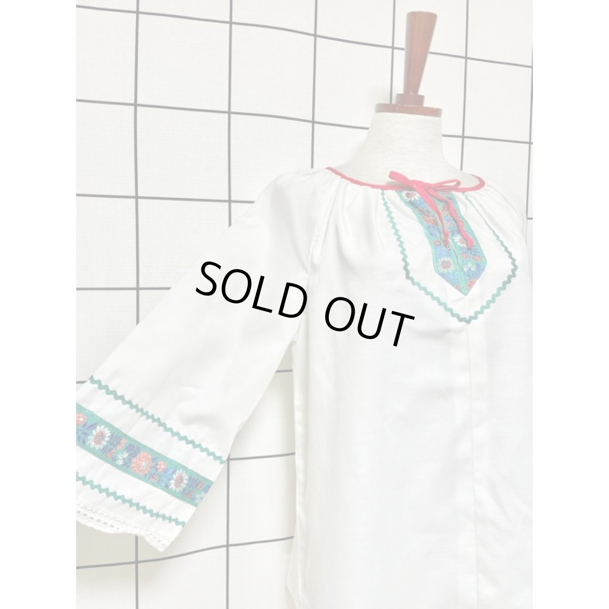 画像4: 花刺繍入りチロリアンテープ 首元リボン ホワイト 長袖 フォークロア レトロ ヨーロッパ古着 ヴィンテージブラウス【V7475】 (4)