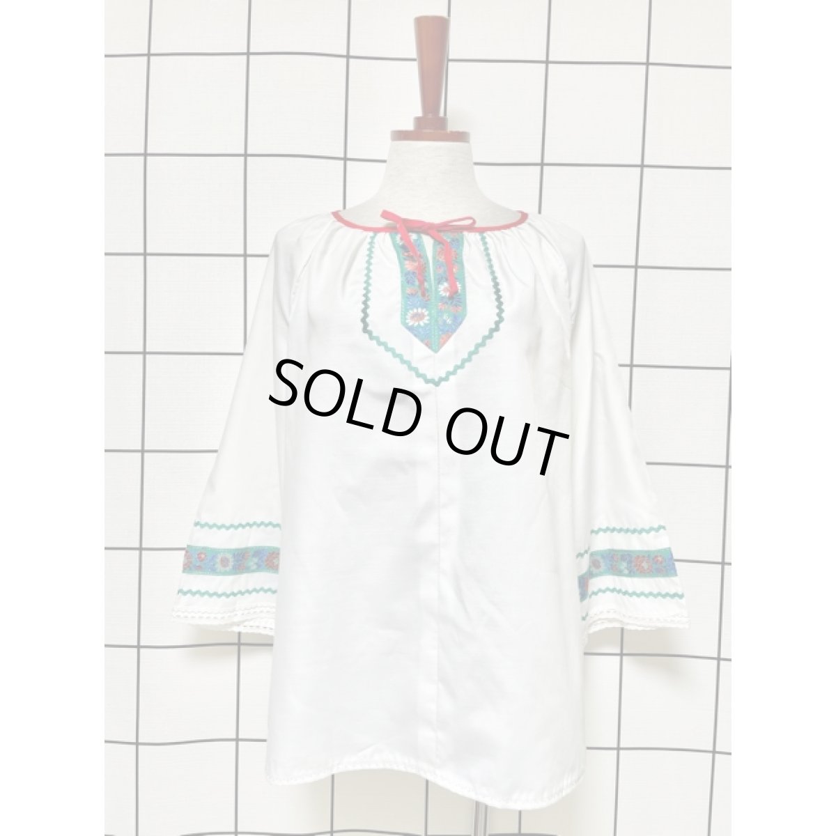 画像2: 花刺繍入りチロリアンテープ 首元リボン ホワイト 長袖 フォークロア レトロ ヨーロッパ古着 ヴィンテージブラウス【V7475】 (2)