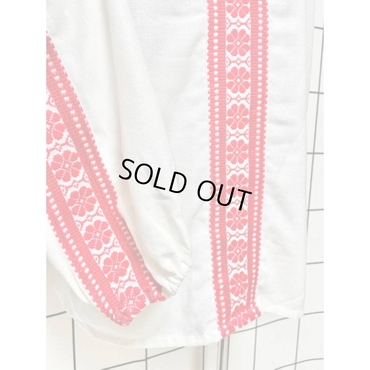 画像9: お花刺繍 首元リボン ホワイト レッド 長袖 フォークロア レトロ ヨーロッパ古着 ヴィンテージ刺繍スモックブラウス (9)