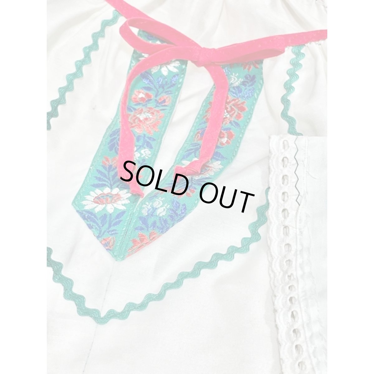 画像9: 花刺繍入りチロリアンテープ 首元リボン ホワイト 長袖 フォークロア レトロ ヨーロッパ古着 ヴィンテージブラウス【V7475】 (9)