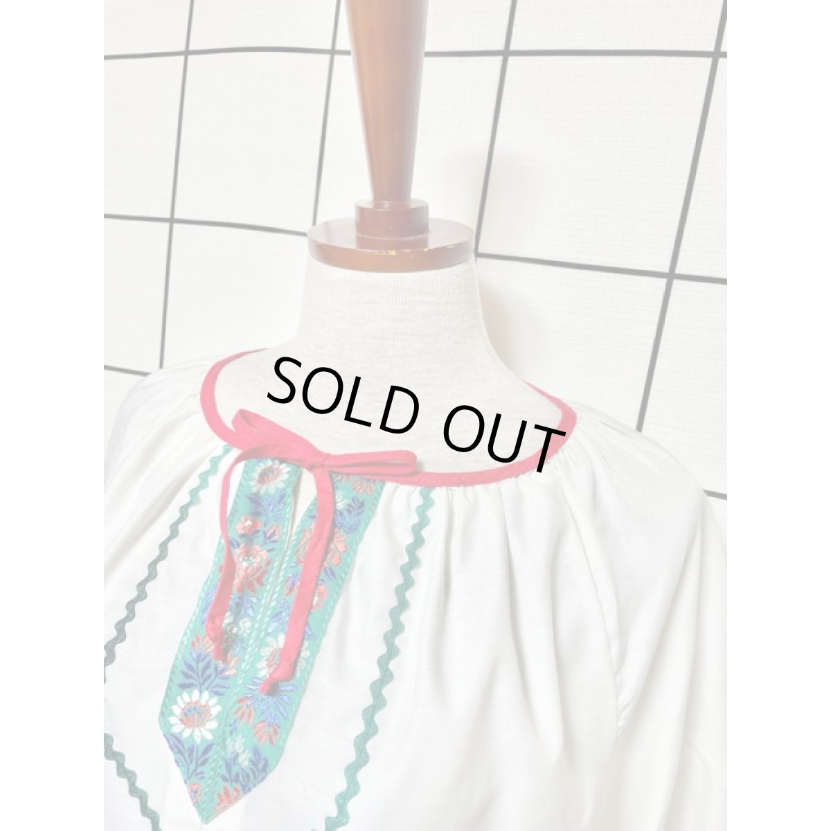 画像7: 花刺繍入りチロリアンテープ 首元リボン ホワイト 長袖 フォークロア レトロ ヨーロッパ古着 ヴィンテージブラウス【V7475】 (7)