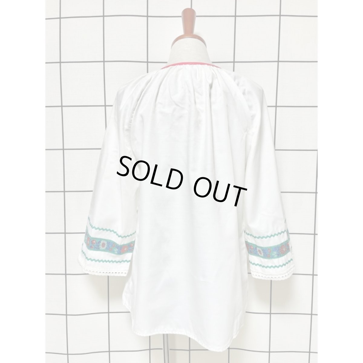 画像5: 花刺繍入りチロリアンテープ 首元リボン ホワイト 長袖 フォークロア レトロ ヨーロッパ古着 ヴィンテージブラウス【V7475】 (5)