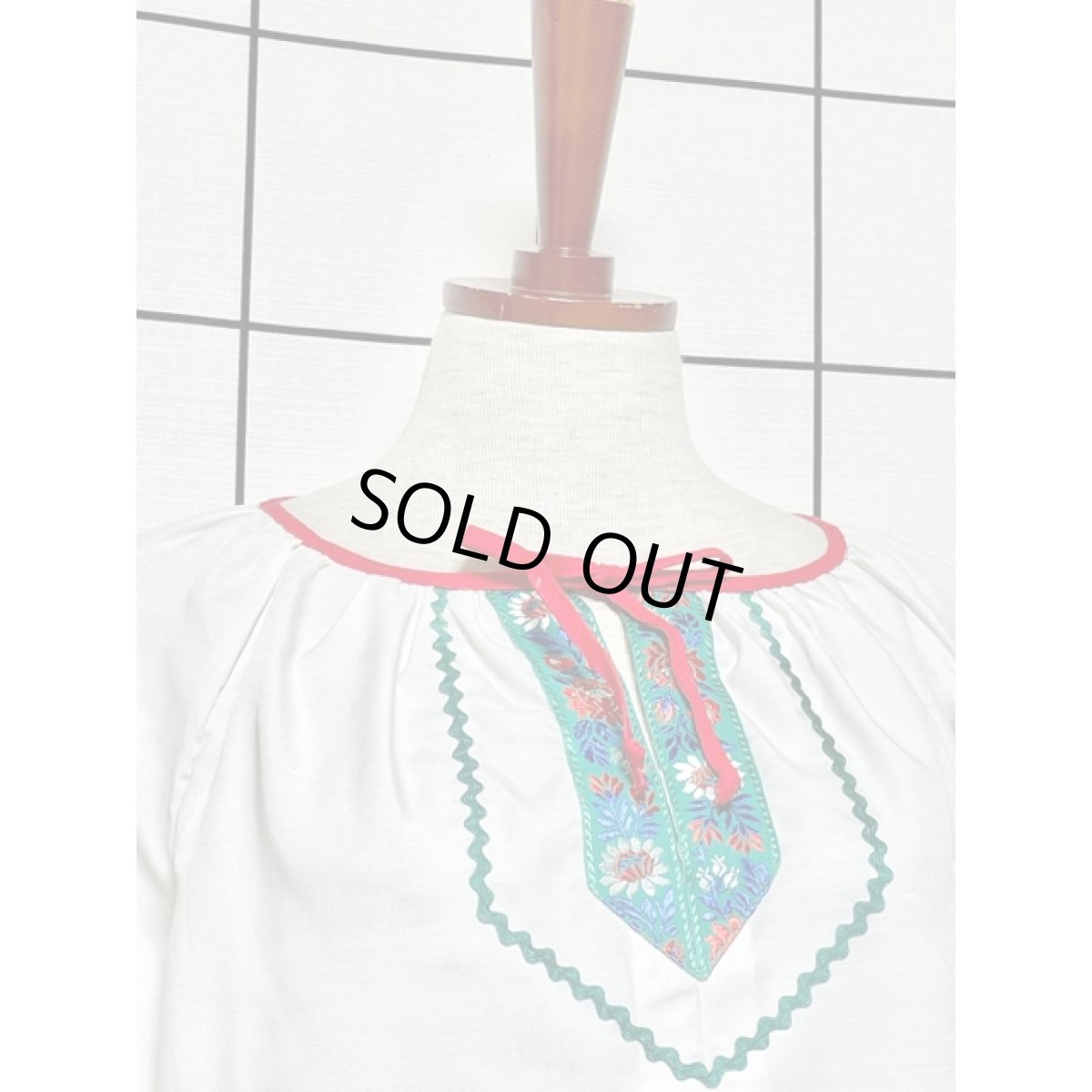 画像3: 花刺繍入りチロリアンテープ 首元リボン ホワイト 長袖 フォークロア レトロ ヨーロッパ古着 ヴィンテージブラウス【V7475】 (3)