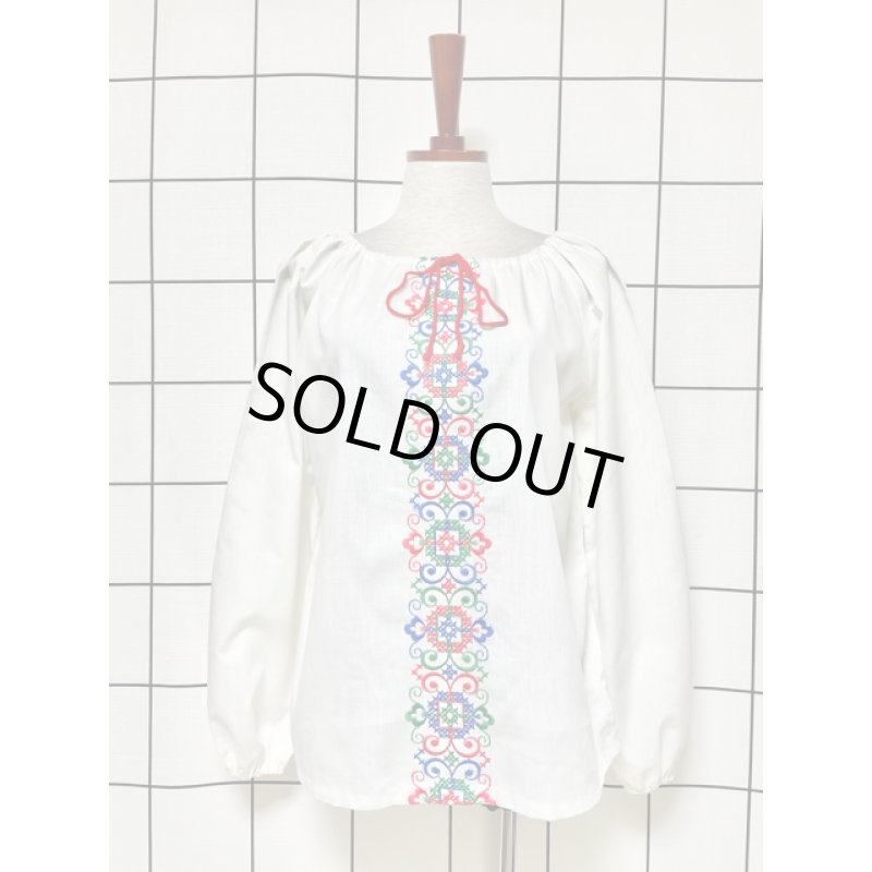 クロスステッチ刺繍 首元リボン ホワイト カラフル刺繍 長袖 フォーク