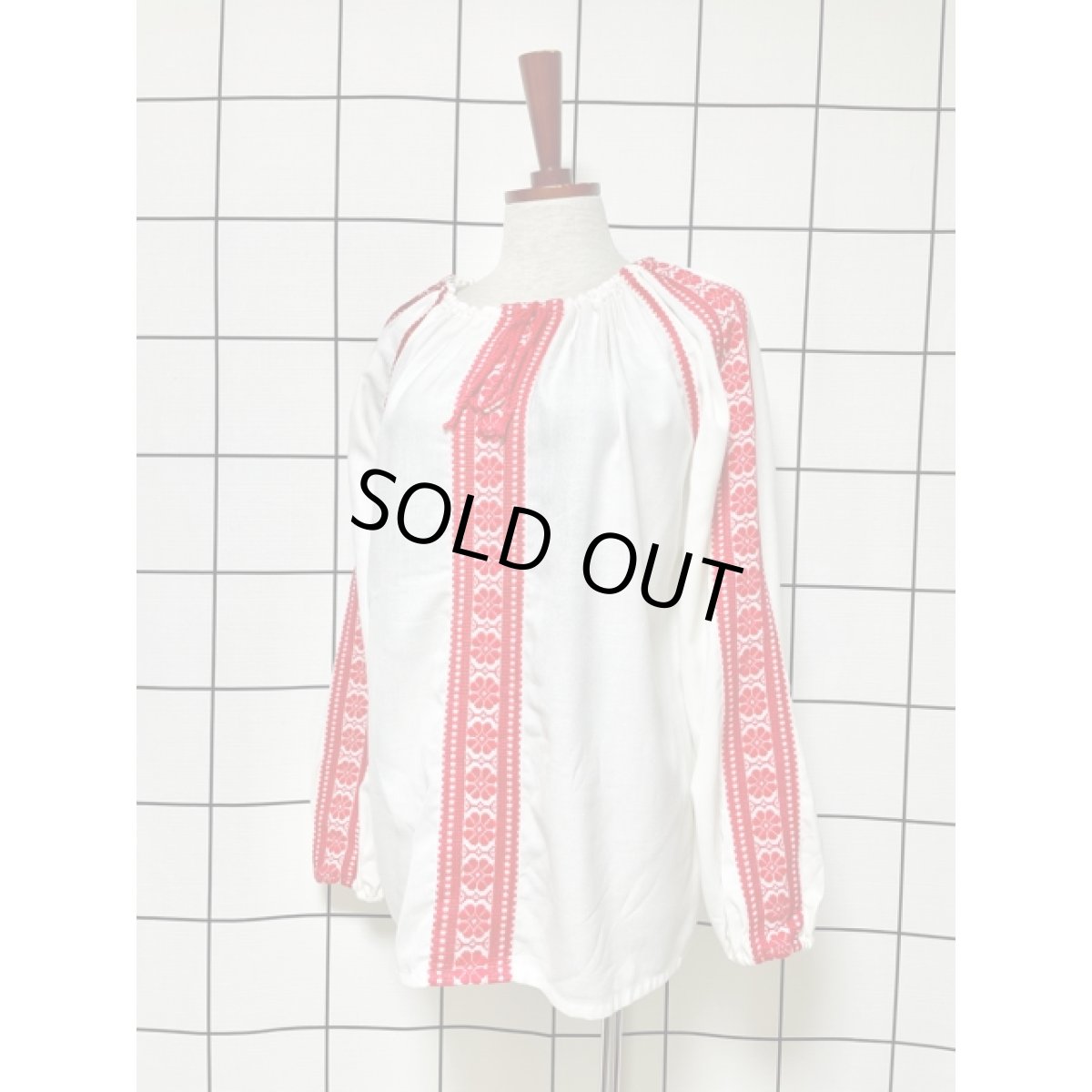 画像2: お花刺繍 首元リボン ホワイト レッド 長袖 フォークロア レトロ ヨーロッパ古着 ヴィンテージ刺繍スモックブラウス (2)