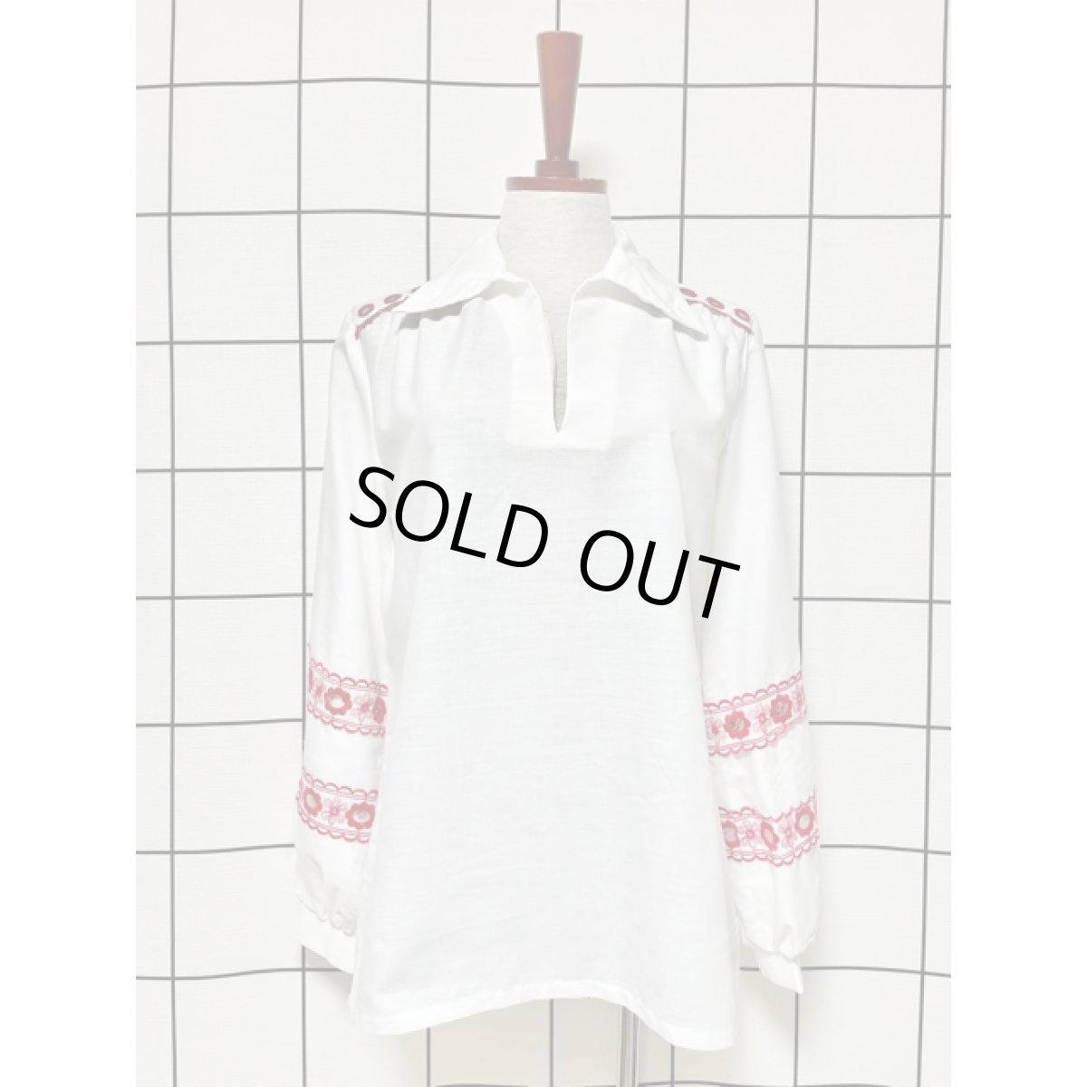 画像2: 大人フォークロア お花刺繍がとっても可愛い 袖にぷっくり見事な刺繍 ヨーロッパ古着 ヴィンテージ刺繍ブラウス (2)