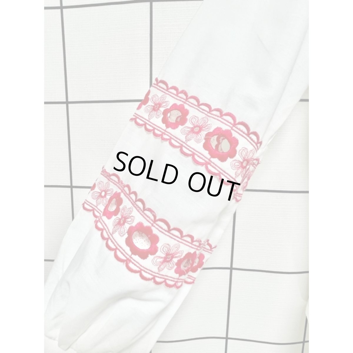 画像8: 大人フォークロア お花刺繍がとっても可愛い 袖にぷっくり見事な刺繍 ヨーロッパ古着 ヴィンテージ刺繍ブラウス (8)