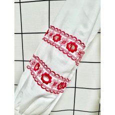 画像8: 大人フォークロア お花刺繍がとっても可愛い 袖にぷっくり見事な刺繍 ヨーロッパ古着 ヴィンテージ刺繍ブラウス (8)