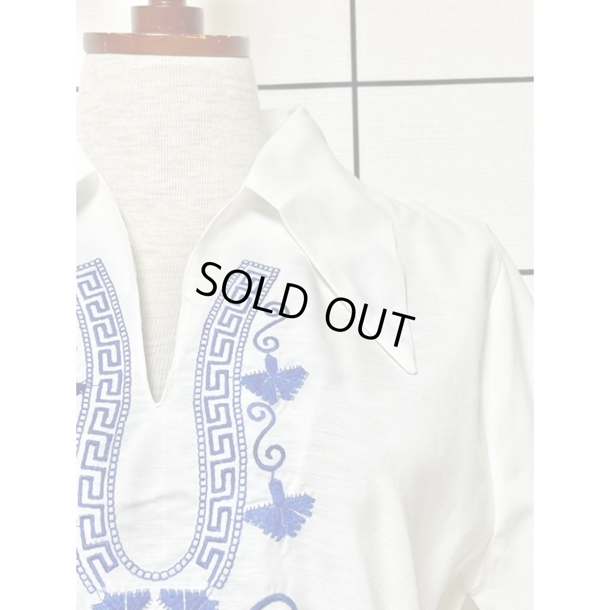 画像8: 青刺繍入り 大きなレトロ襟が可愛い ヨーロッパ古着 ショート丈チュニック【2309】 (8)