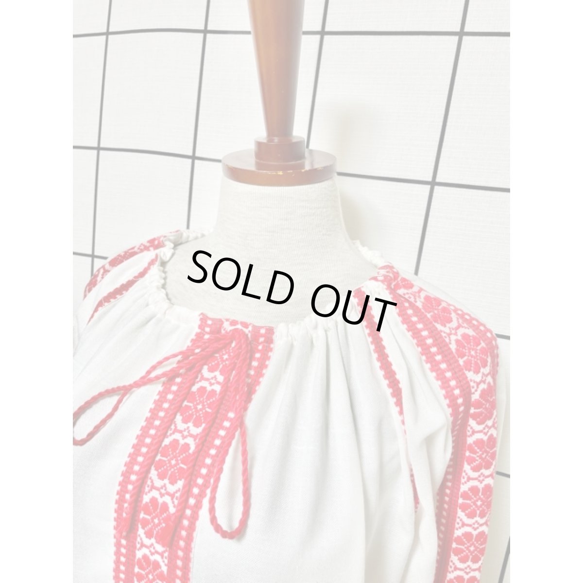 画像7: お花刺繍 首元リボン ホワイト レッド 長袖 フォークロア レトロ ヨーロッパ古着 ヴィンテージ刺繍スモックブラウス (7)