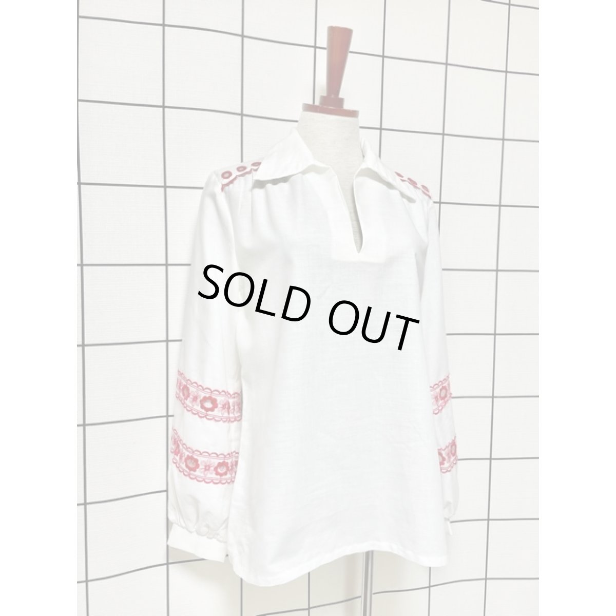 画像6: 大人フォークロア お花刺繍がとっても可愛い 袖にぷっくり見事な刺繍 ヨーロッパ古着 ヴィンテージ刺繍ブラウス (6)