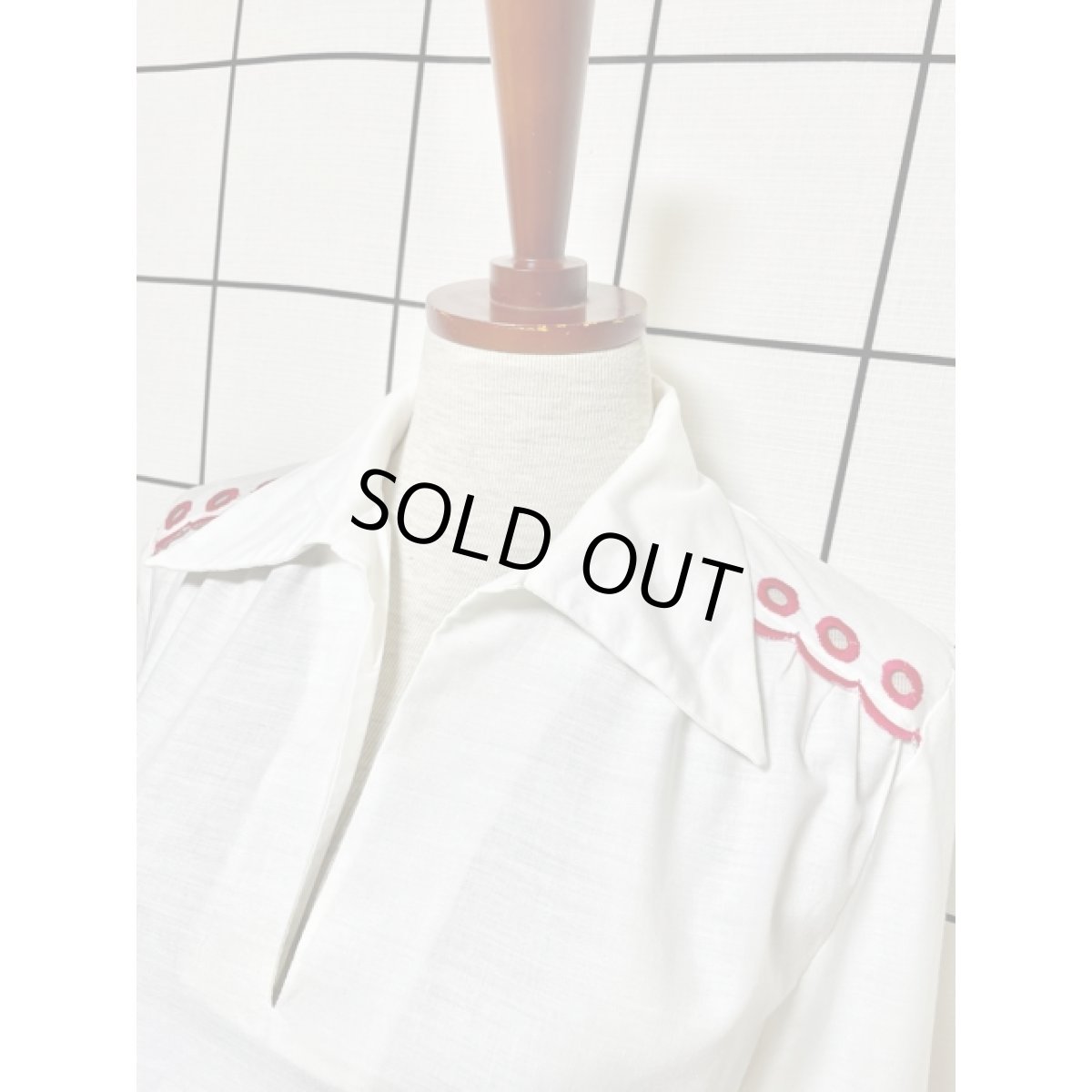 画像7: 大人フォークロア お花刺繍がとっても可愛い 袖にぷっくり見事な刺繍 ヨーロッパ古着 ヴィンテージ刺繍ブラウス (7)