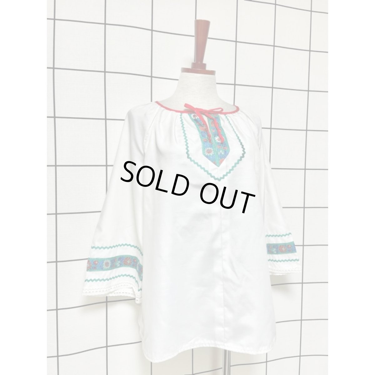 画像6: 花刺繍入りチロリアンテープ 首元リボン ホワイト 長袖 フォークロア レトロ ヨーロッパ古着 ヴィンテージブラウス【V7475】 (6)