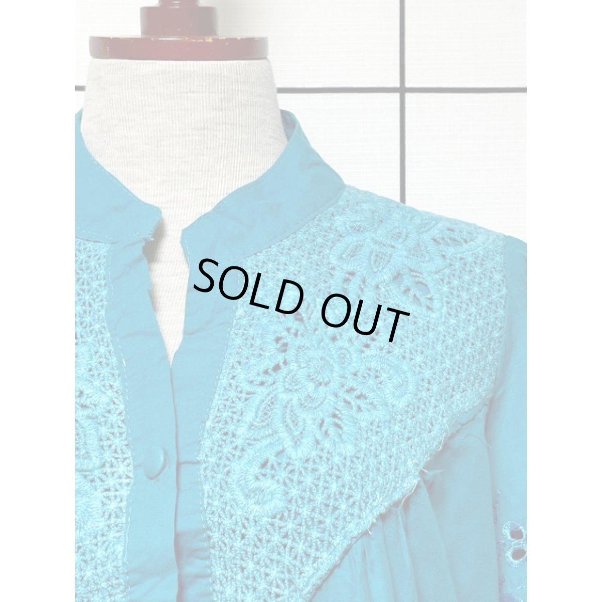 画像8: お花刺繍が魅力的すぎる 稀少 綺麗なカラーリング ふんわり袖がキュート ヨーロッパ古着 大人フォークロア刺繍スモックブラウス【4551】 (8)