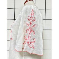 画像8: ピンク レッドカラーのお花刺繍が可愛いすぎる 首元結びでCUTEさ抜群 ヨーロッパ古着 ガーリーなヴィンテージ刺繍スモックブラウス (8)