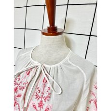 画像6: ピンク レッドカラーのお花刺繍が可愛いすぎる 首元結びでCUTEさ抜群 ヨーロッパ古着 ガーリーなヴィンテージ刺繍スモックブラウス (6)