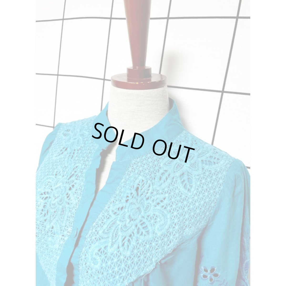 画像7: お花刺繍が魅力的すぎる 稀少 綺麗なカラーリング ふんわり袖がキュート ヨーロッパ古着 大人フォークロア刺繍スモックブラウス【4551】 (7)