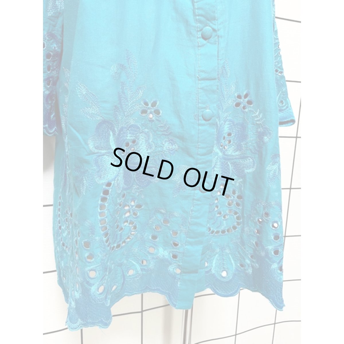 画像11: お花刺繍が魅力的すぎる 稀少 綺麗なカラーリング ふんわり袖がキュート ヨーロッパ古着 大人フォークロア刺繍スモックブラウス【4551】 (11)