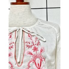画像7: ピンク レッドカラーのお花刺繍が可愛いすぎる 首元結びでCUTEさ抜群 ヨーロッパ古着 ガーリーなヴィンテージ刺繍スモックブラウス (7)