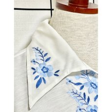 画像9: ぷっくりお花刺繍 綺麗なブルー刺繍にうっとり 袖にも刺繍 ヨーロッパ古着 大人ガーリーなヴィンテージ長袖スモックブラウス (9)