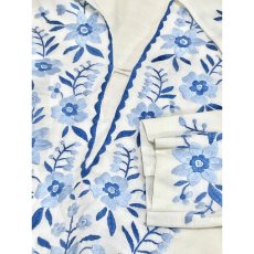 画像12: ぷっくりお花刺繍 綺麗なブルー刺繍にうっとり 袖にも刺繍 ヨーロッパ古着 大人ガーリーなヴィンテージ長袖スモックブラウス (12)