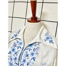 画像7: ぷっくりお花刺繍 綺麗なブルー刺繍にうっとり 袖にも刺繍 ヨーロッパ古着 大人ガーリーなヴィンテージ長袖スモックブラウス (7)