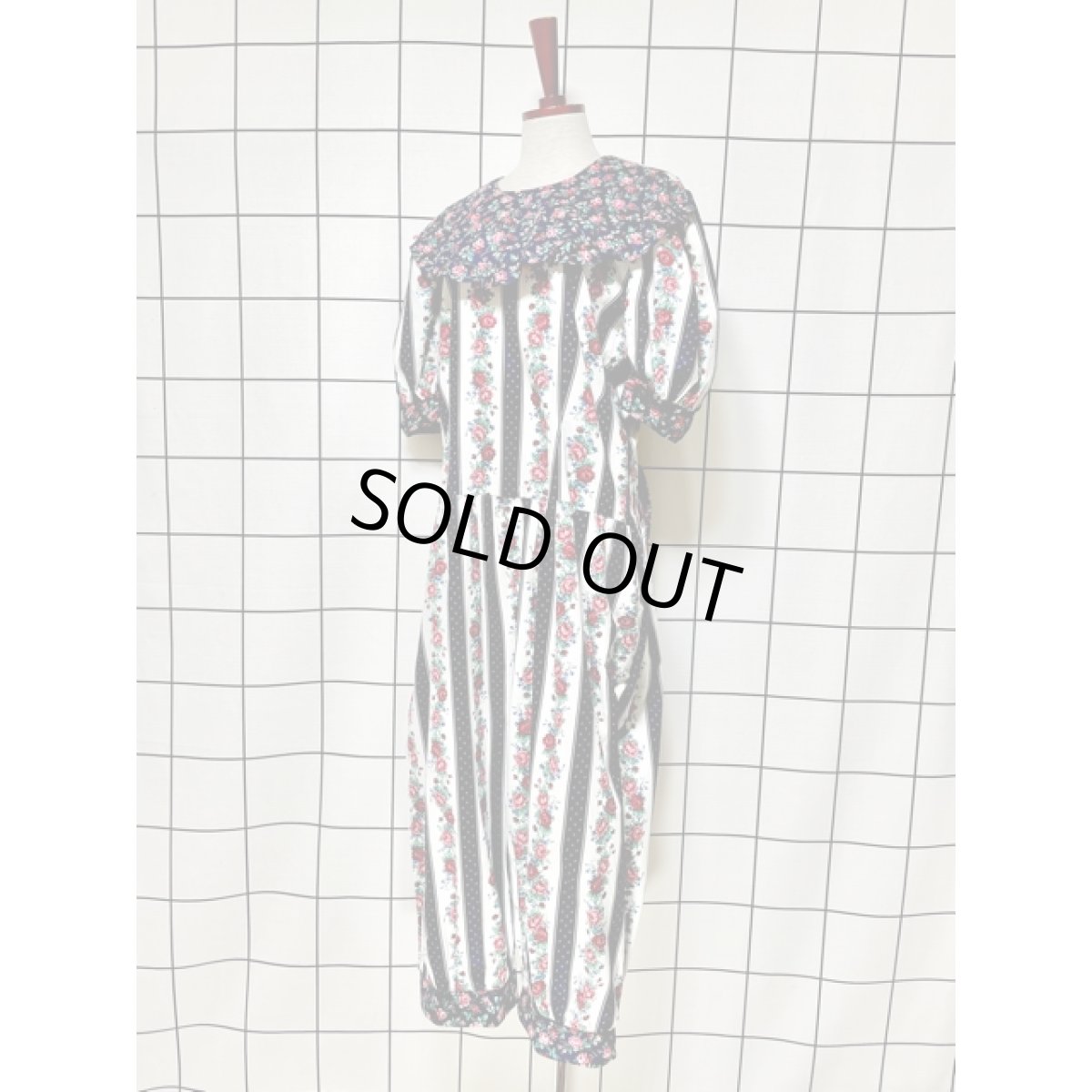 画像2: 大きな襟 リボン装飾 花柄 ストライプ柄 ホワイト ネイビー 半袖 レトロ USA古着 ヴィンテージオールインワン (2)