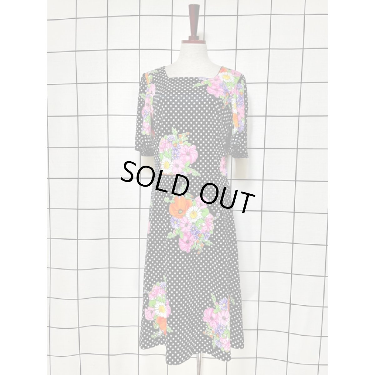 画像2: モノクロドット柄 花柄 70's フレア袖 レトロ 半袖 ヨーロッパ古着 ヴィンテージドレス (2)