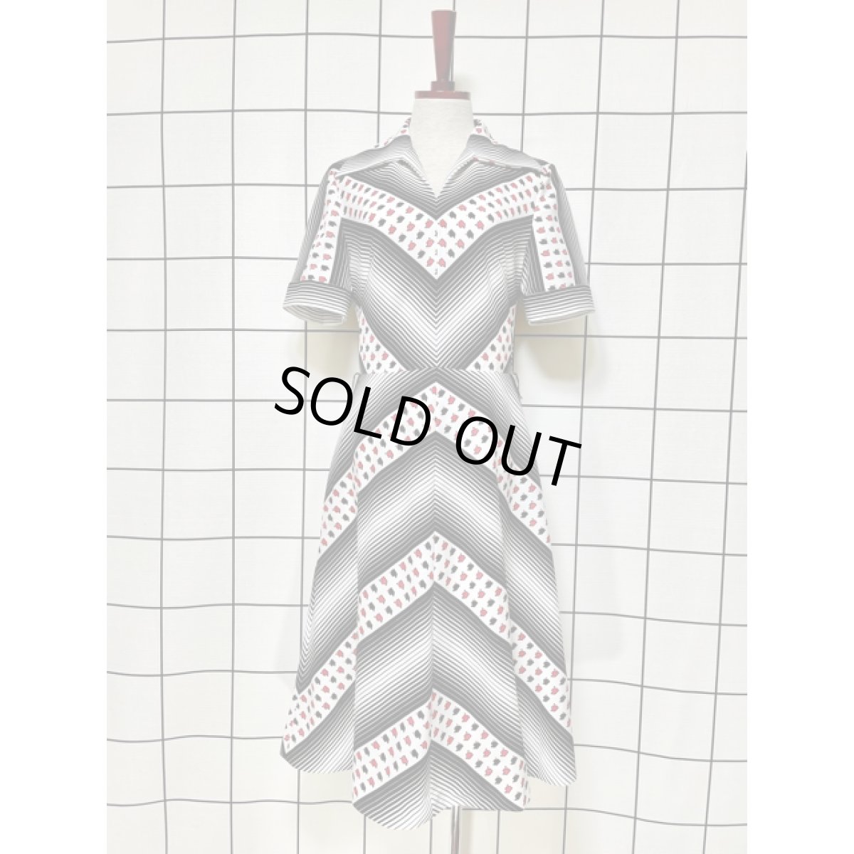 画像2: 斜めストライプ柄 70年代 モノクロ 半袖 レトロモダン ヨーロッパ古着 ヴィンテージワンピース (2)