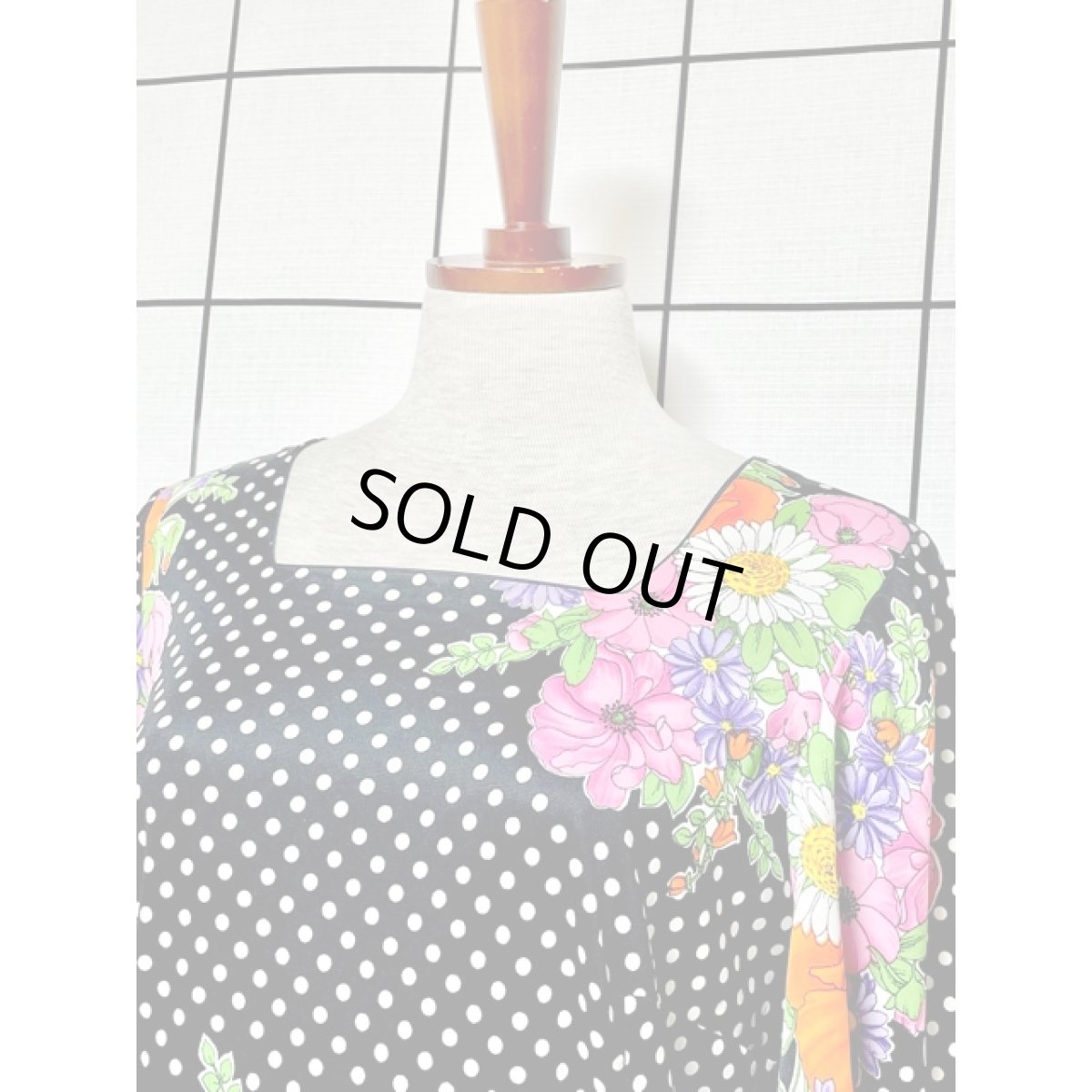 画像3: モノクロドット柄 花柄 70's フレア袖 レトロ 半袖 ヨーロッパ古着 ヴィンテージドレス (3)