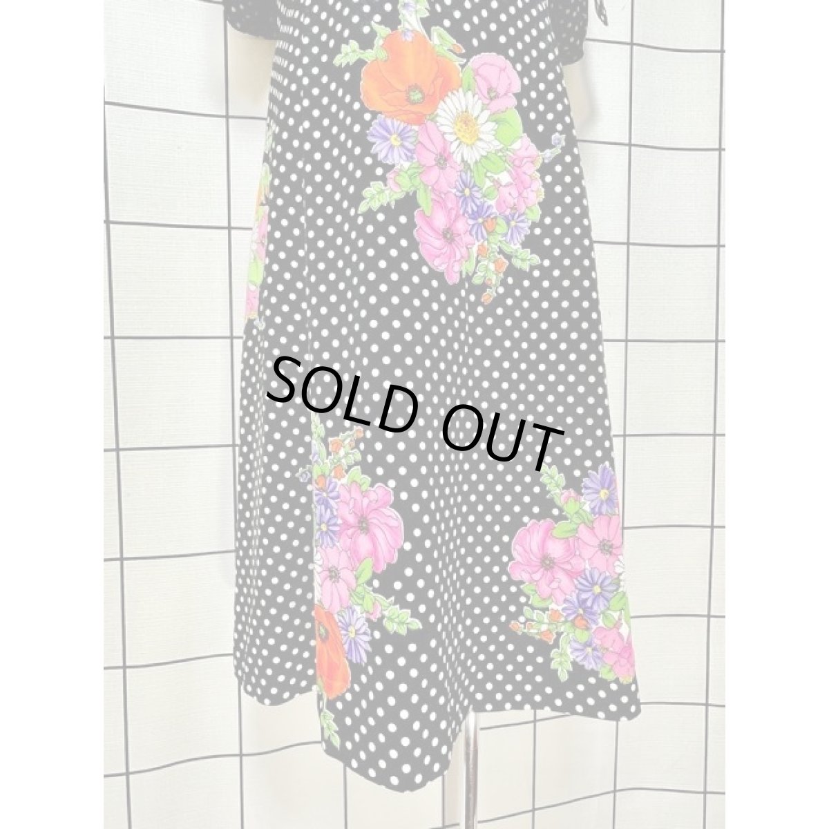 画像10: モノクロドット柄 花柄 70's フレア袖 レトロ 半袖 ヨーロッパ古着 ヴィンテージドレス (10)