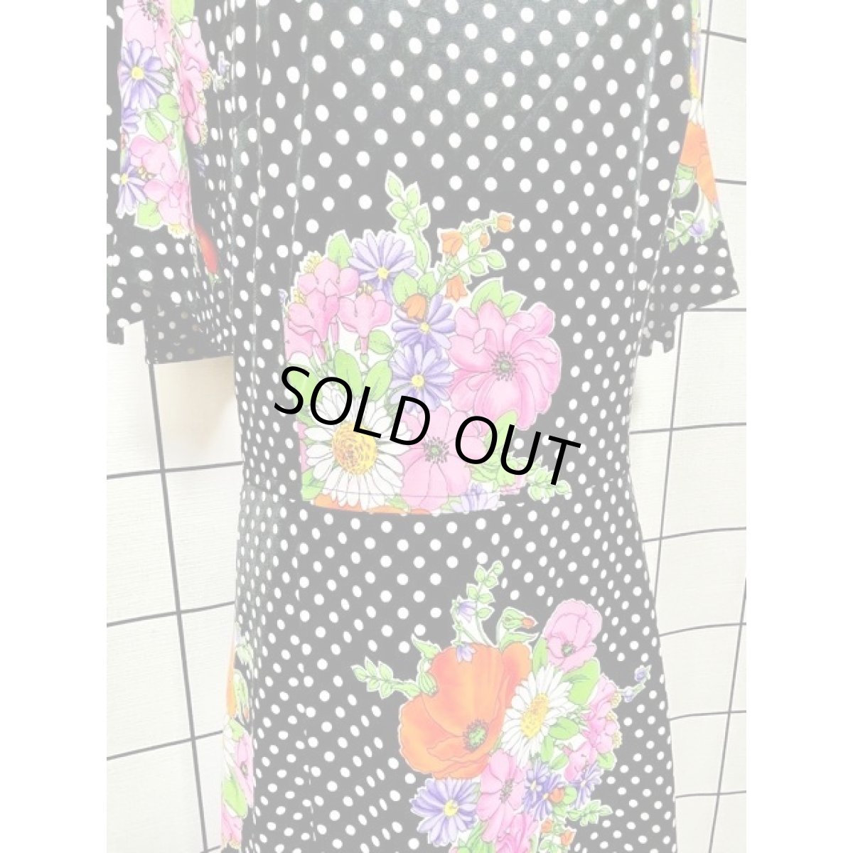 画像9: モノクロドット柄 花柄 70's フレア袖 レトロ 半袖 ヨーロッパ古着 ヴィンテージドレス (9)