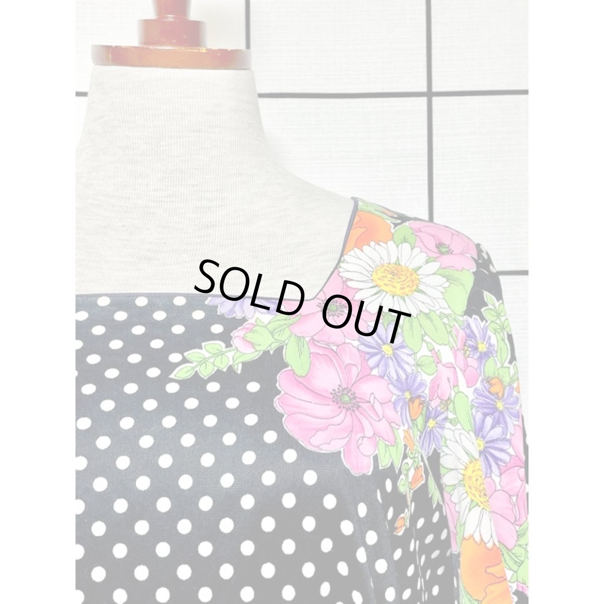 画像7: モノクロドット柄 花柄 70's フレア袖 レトロ 半袖 ヨーロッパ古着 ヴィンテージドレス (7)