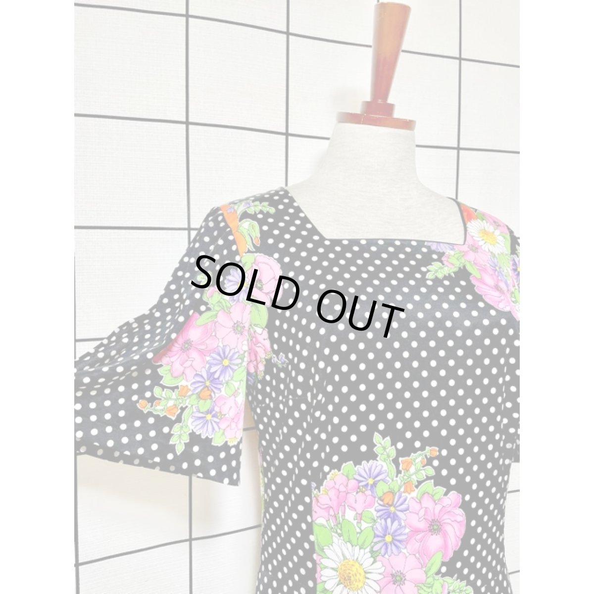 画像4: モノクロドット柄 花柄 70's フレア袖 レトロ 半袖 ヨーロッパ古着 ヴィンテージドレス (4)