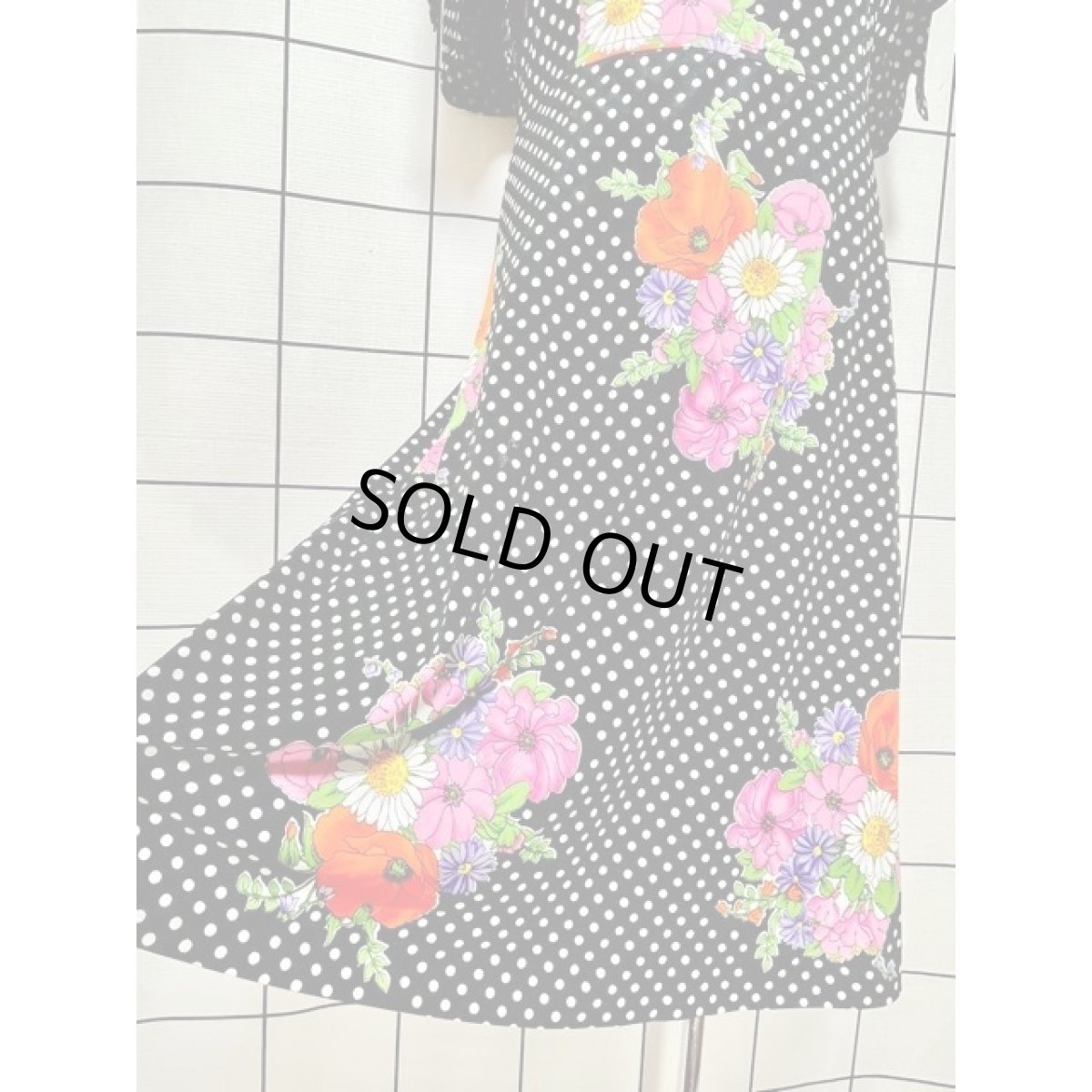 画像11: モノクロドット柄 花柄 70's フレア袖 レトロ 半袖 ヨーロッパ古着 ヴィンテージドレス (11)