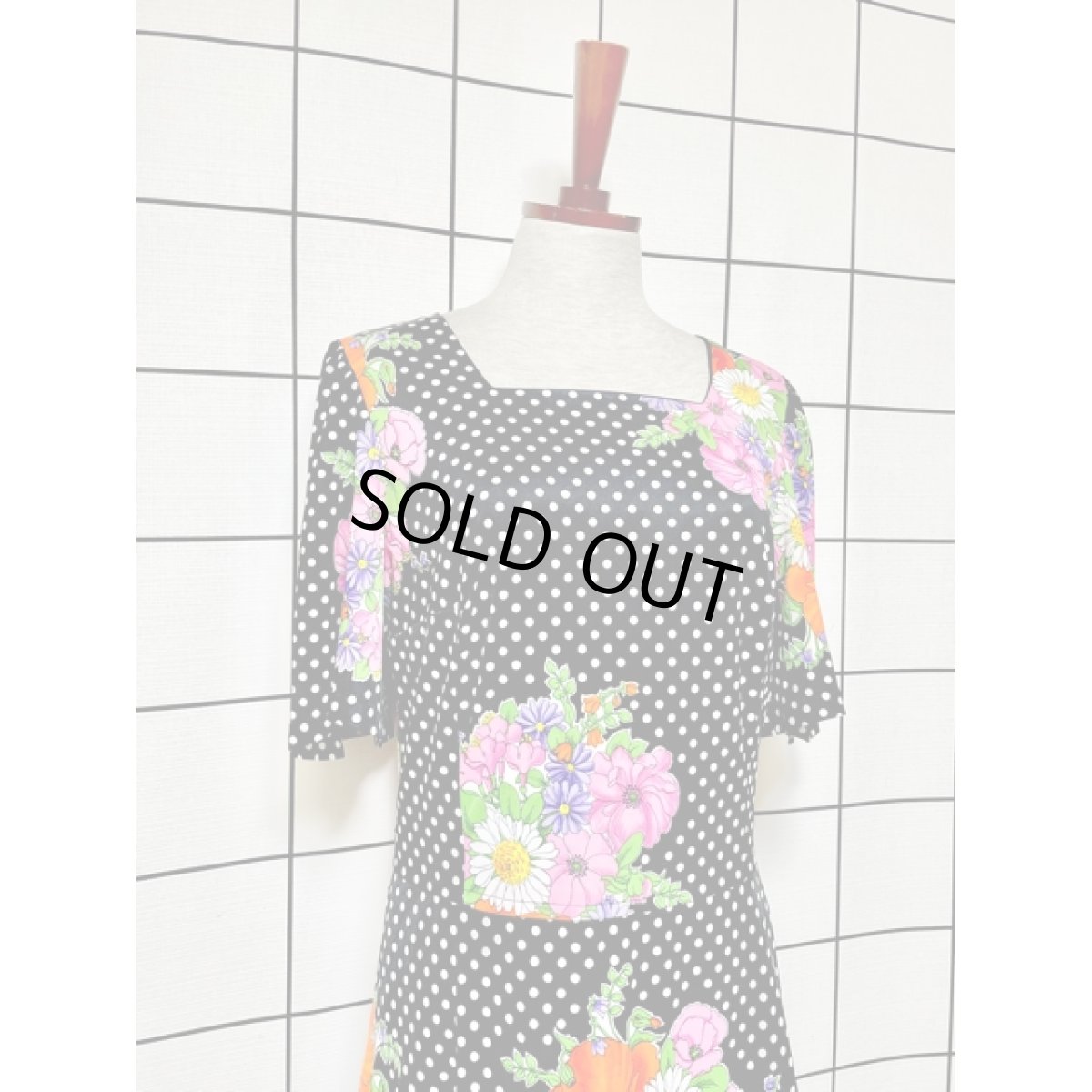 画像6: モノクロドット柄 花柄 70's フレア袖 レトロ 半袖 ヨーロッパ古着 ヴィンテージドレス (6)