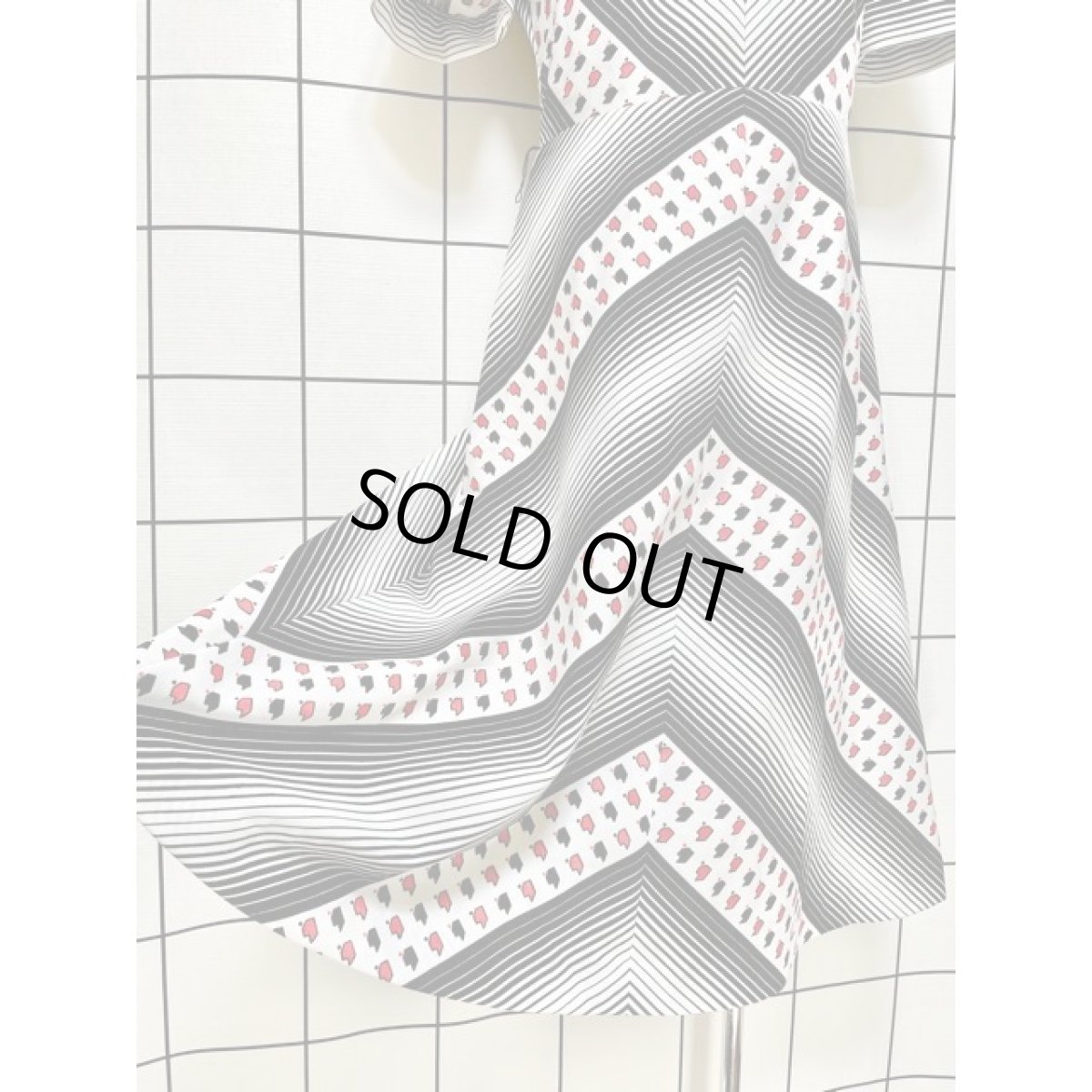 画像4: 斜めストライプ柄 70年代 モノクロ 半袖 レトロモダン ヨーロッパ古着 ヴィンテージワンピース (4)