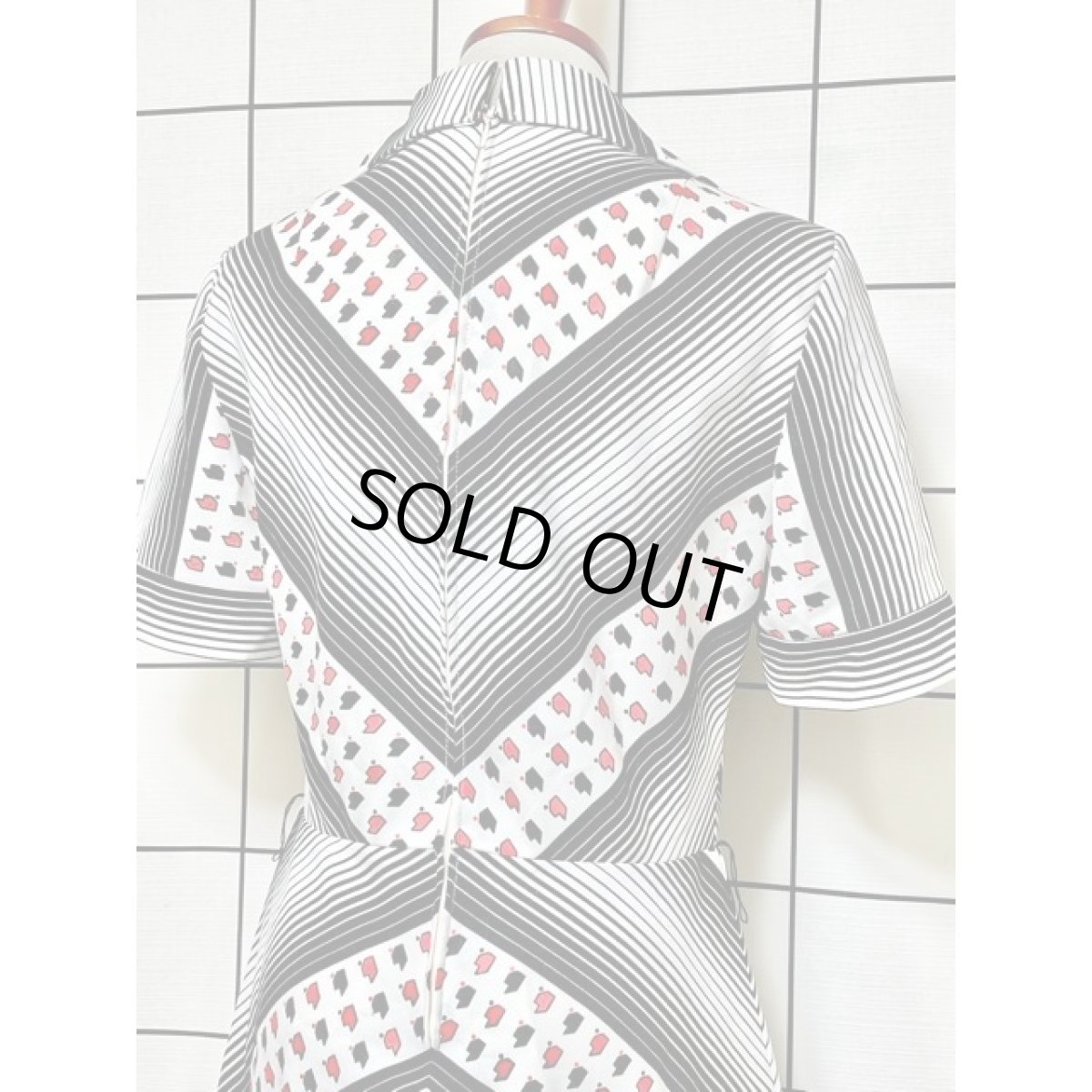 画像6: 斜めストライプ柄 70年代 モノクロ 半袖 レトロモダン ヨーロッパ古着 ヴィンテージワンピース (6)