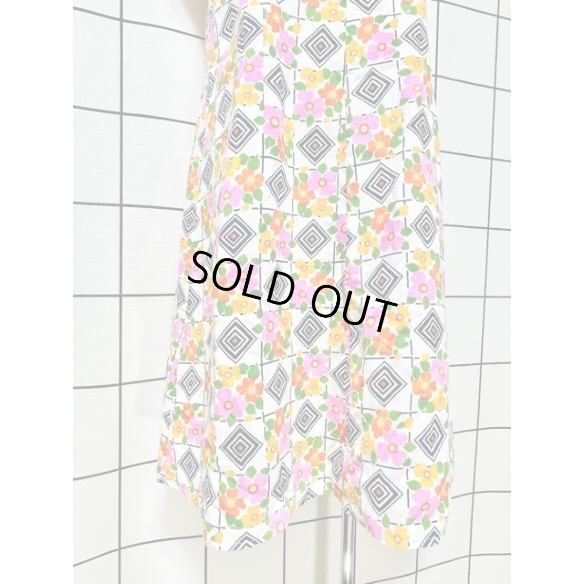 画像10: フランス古着 70's ポップ 花柄 幾何学調 ホワイト ノースリーブ レトロ ヨーロッパ古着 ヴィンテージワンピース (10)