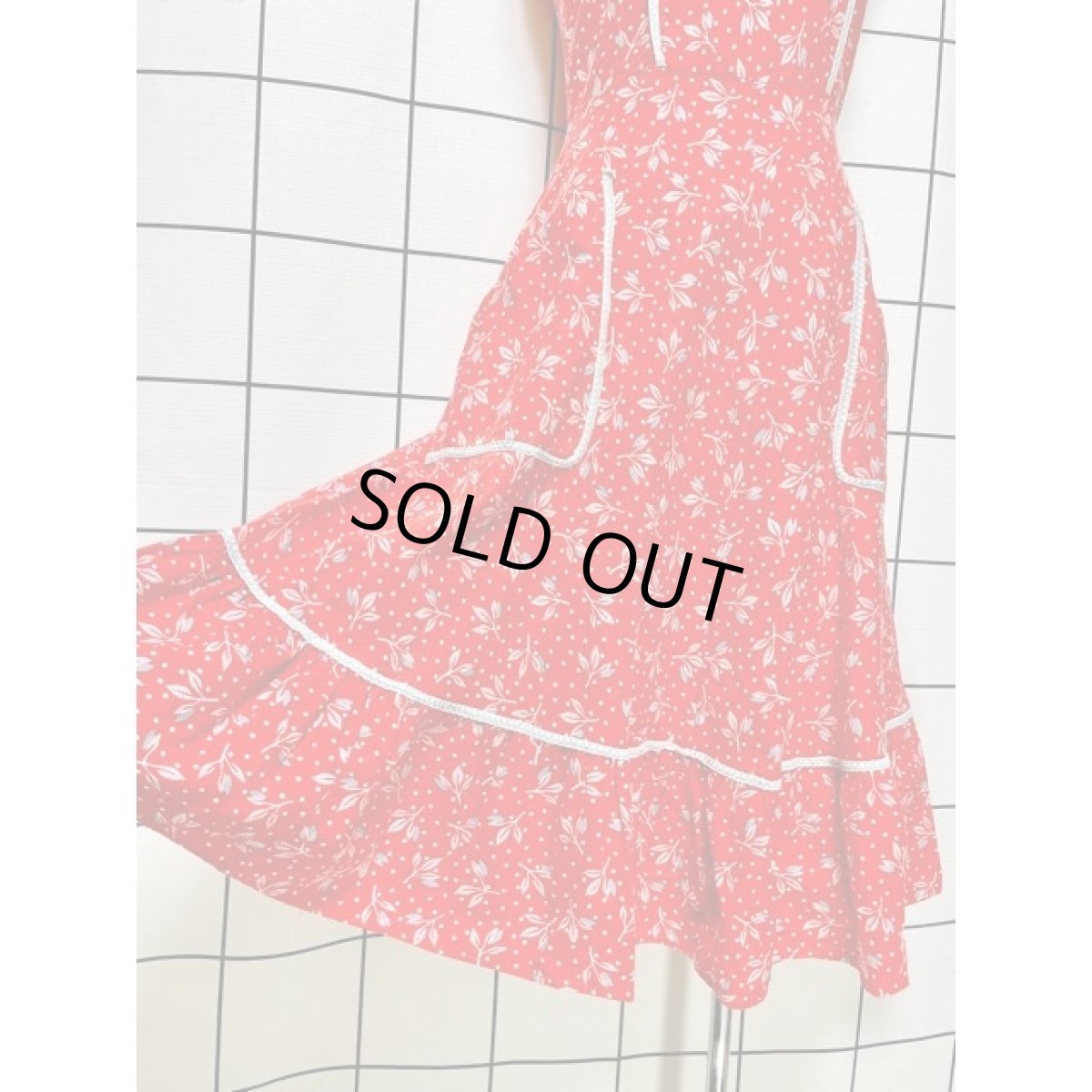 画像4: ドット柄 リーフ柄 テープ装飾 レッド ノースリーブ レトロ ガーリー ヨーロッパ古着 ヴィンテージワンピース (4)