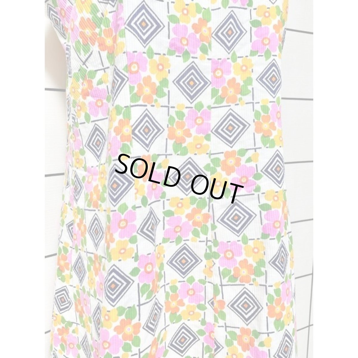 画像9: フランス古着 70's ポップ 花柄 幾何学調 ホワイト ノースリーブ レトロ ヨーロッパ古着 ヴィンテージワンピース (9)